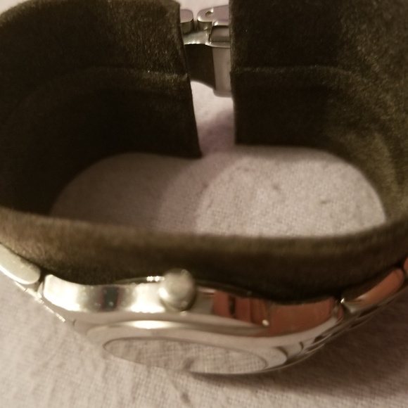 Gucci Small G Timeless Watch - Picture 5 of 8